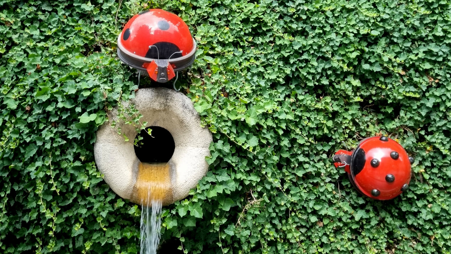 Les coccinelles, sculptures métalliques exposées à Gap en 2025