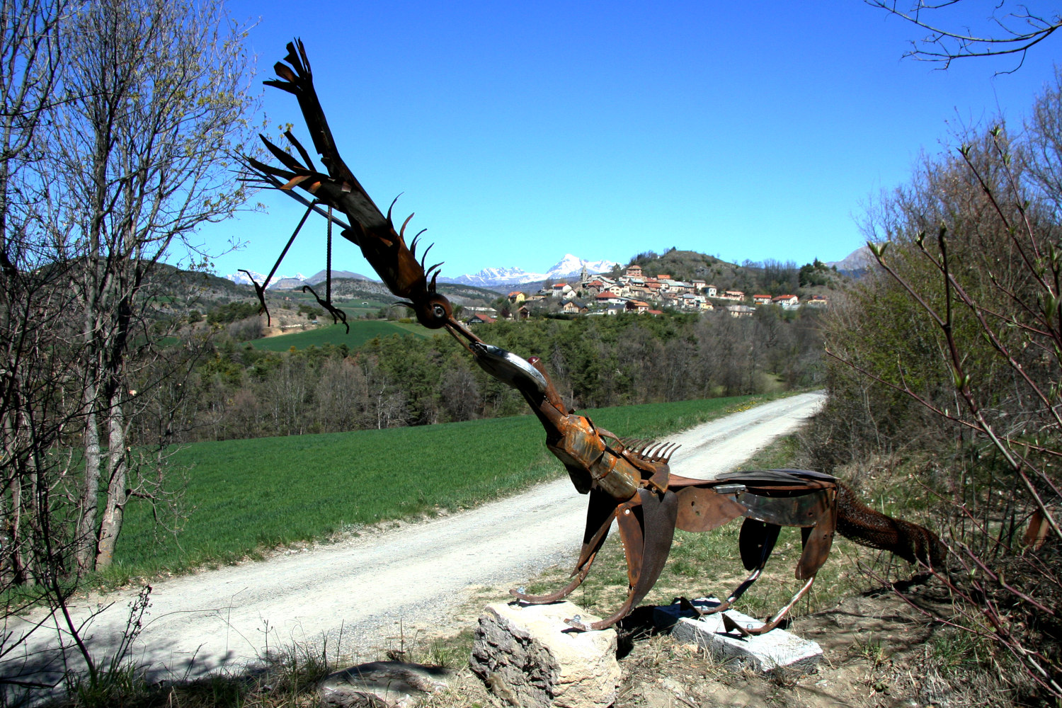 Sculpture  le corbeau, le renard et le reblochon du Bestiaire d'En Fer