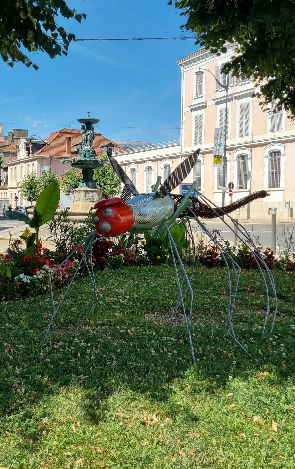Le moustique, sculpture métallique exposée à Gap en 2024