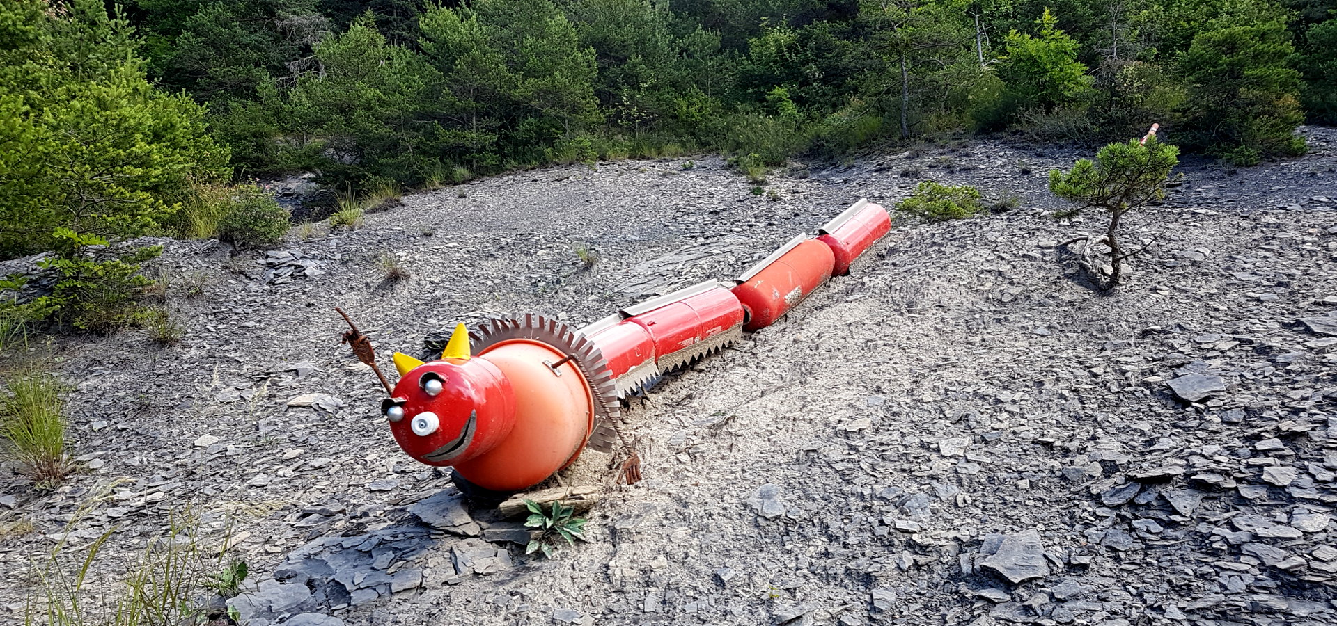 Sculpture en métal de Jean-Luc Blanco dans le paysage